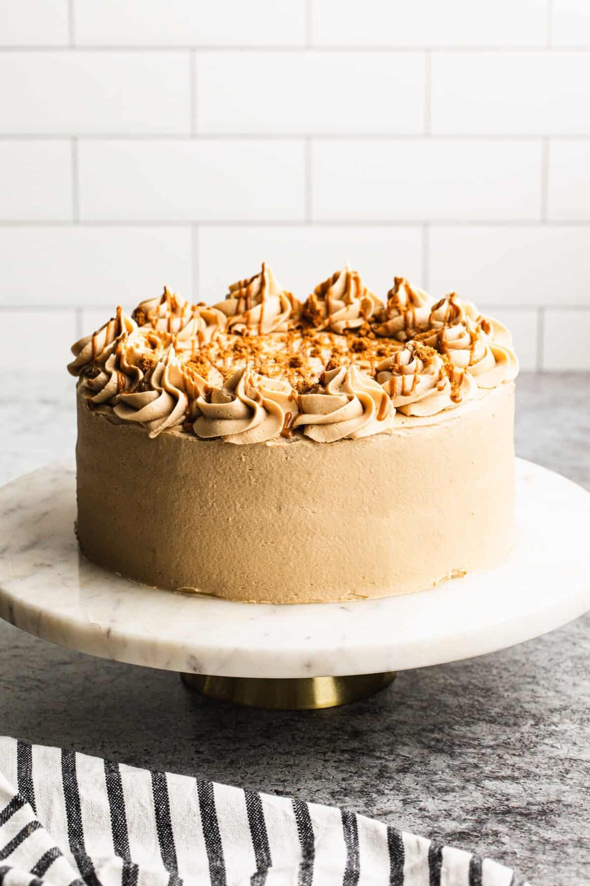 Le gâteau Biscoff apporte une saveur de biscuit réconfortant dans un beau gâteau idéal pour impressionner vos invités.