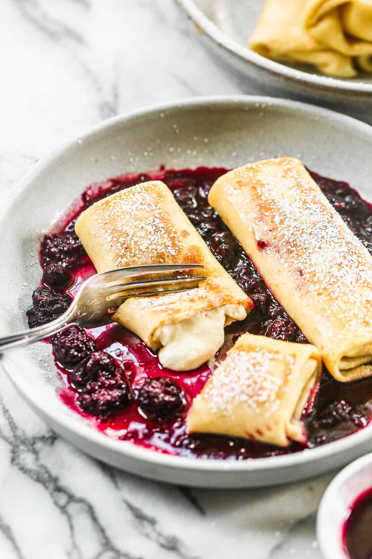 Les blintzes sont des crêpes délicates fourrées de fromage crémeux et parfaites pour un brunch spécial.
