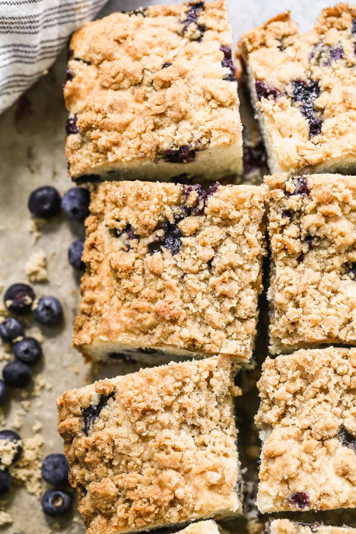 Ce gâteau au café aux myrtilles est une douceur moelleuse, aromatisée à la cannelle, parfaite pour les rassemblements de brunch du week-end.