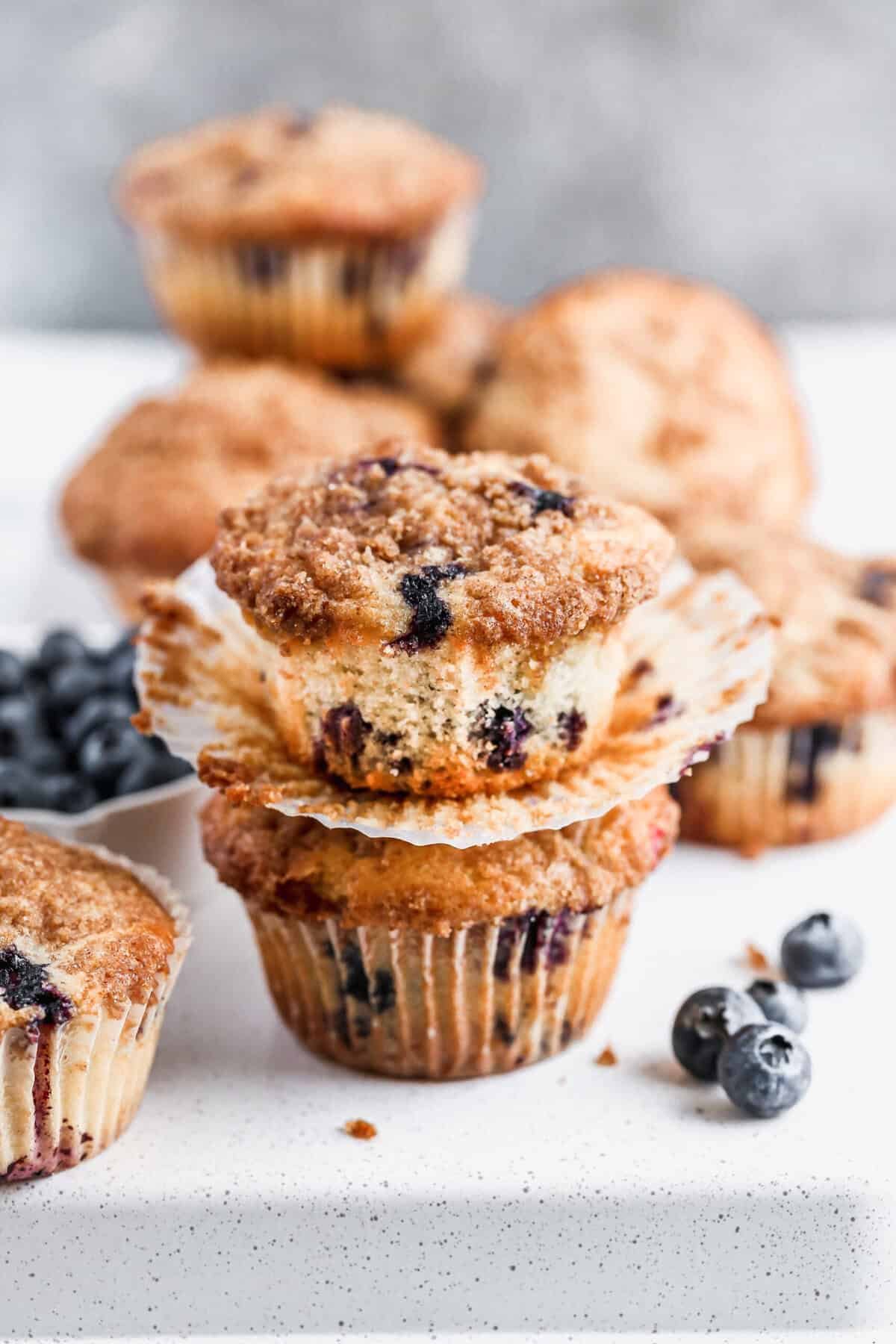 Un muffin aux myrtilles de style boulangerie, moelleux et garni de crumble, qui se congèle bien et rend les matins sans effort.