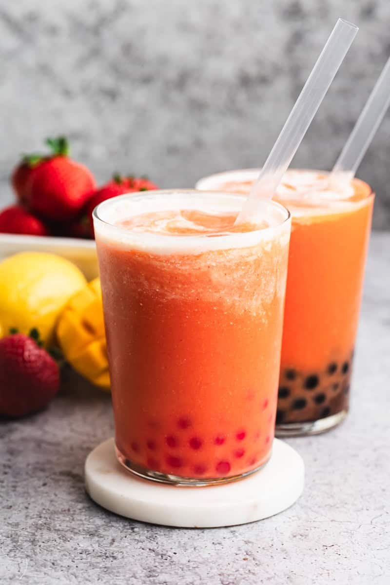 Ce smoothie boba est une boisson amusante et rafraîchissante qui ajoute une touche ludique à n'importe quelle table de brunch.