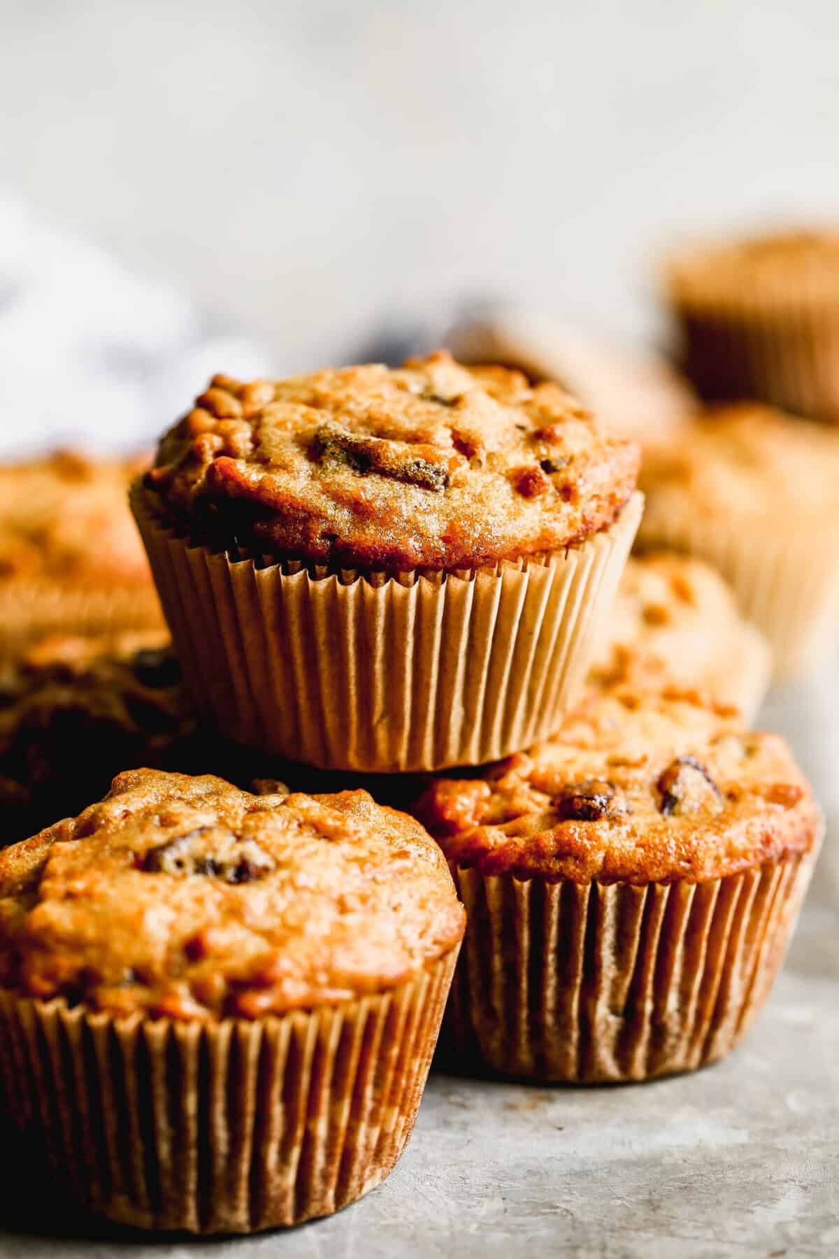 Un muffin de son nourrissant, prêt du congélateur pour un petit-déjeuner ou une collation nutritive.