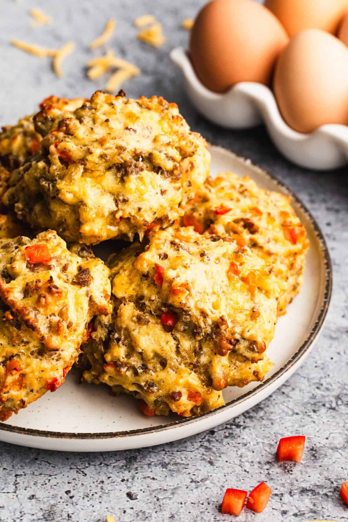 Ces biscuits faits maison pour le petit déjeuner cuisent tendres et beurrés - parfaits pour un matin paresseux du week-end.