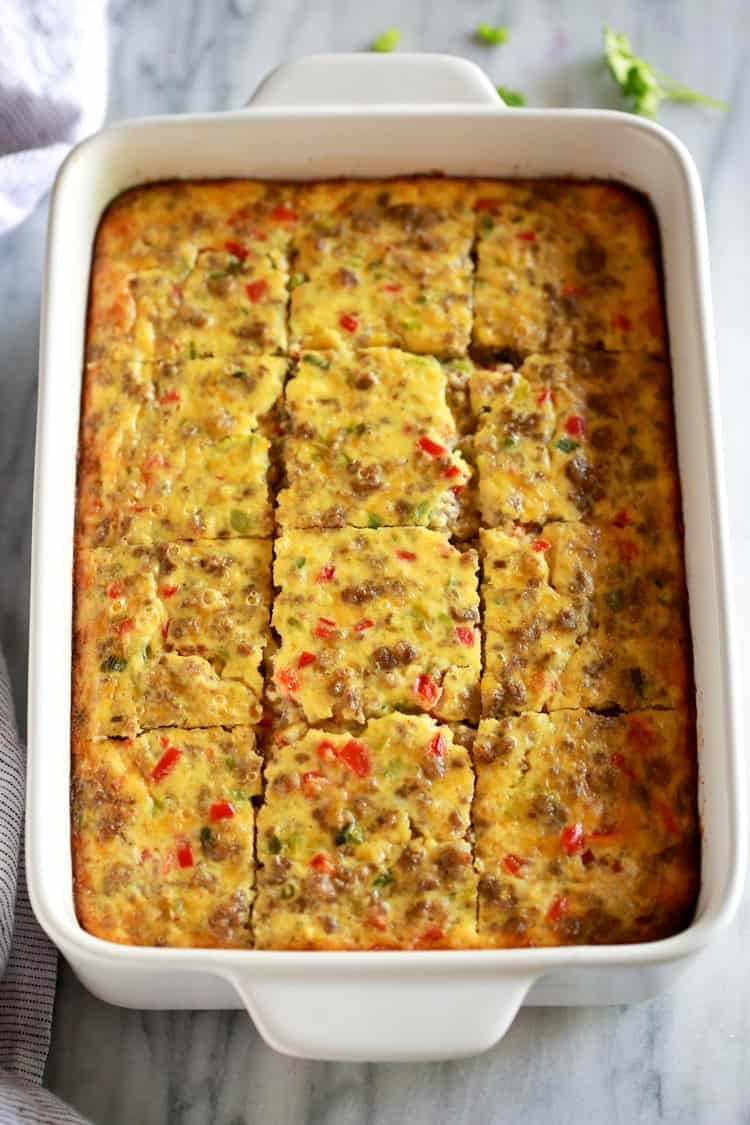 Cette casserole de petit déjeuner est un plat copieux, à préparer à l'avance, parfait pour nourrir une foule.