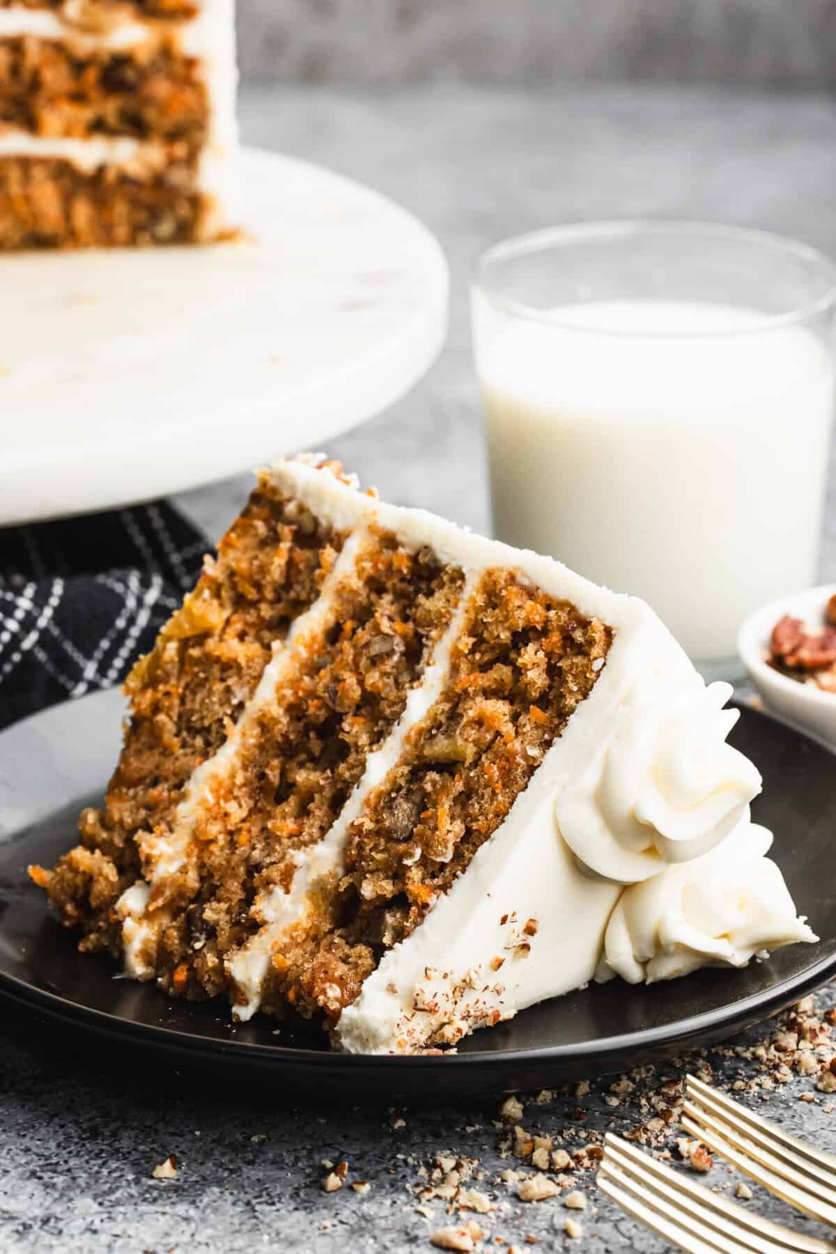 Le gâteau aux carottes est un favori intemporel avec des épices réconfortantes et un glaçage qui fait revenir les gens pour des secondes.