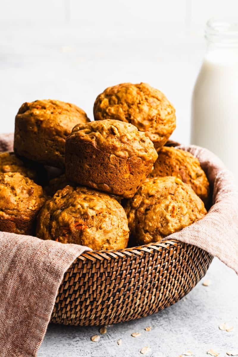 Un muffin aux carottes nourrissant, prêt à être congelé pour des petits-déjeuners, collations ou carburant pour la boîte à lunch.