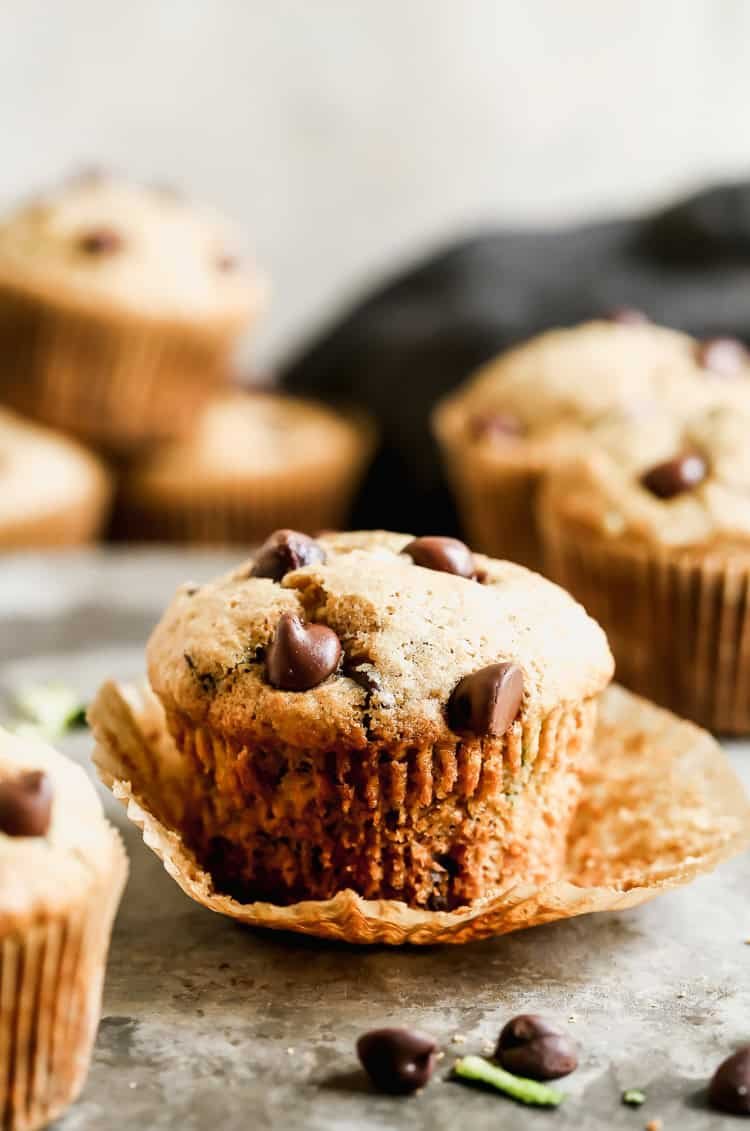 Cette recette saine de Muffins aux Courgettes et Pépites de Chocolat est de qualité boulangerie tout en étant extra moelleuse grâce à la courgette fraîche. Elle reçoit des critiques élogieuses même des mangeurs les plus difficiles.