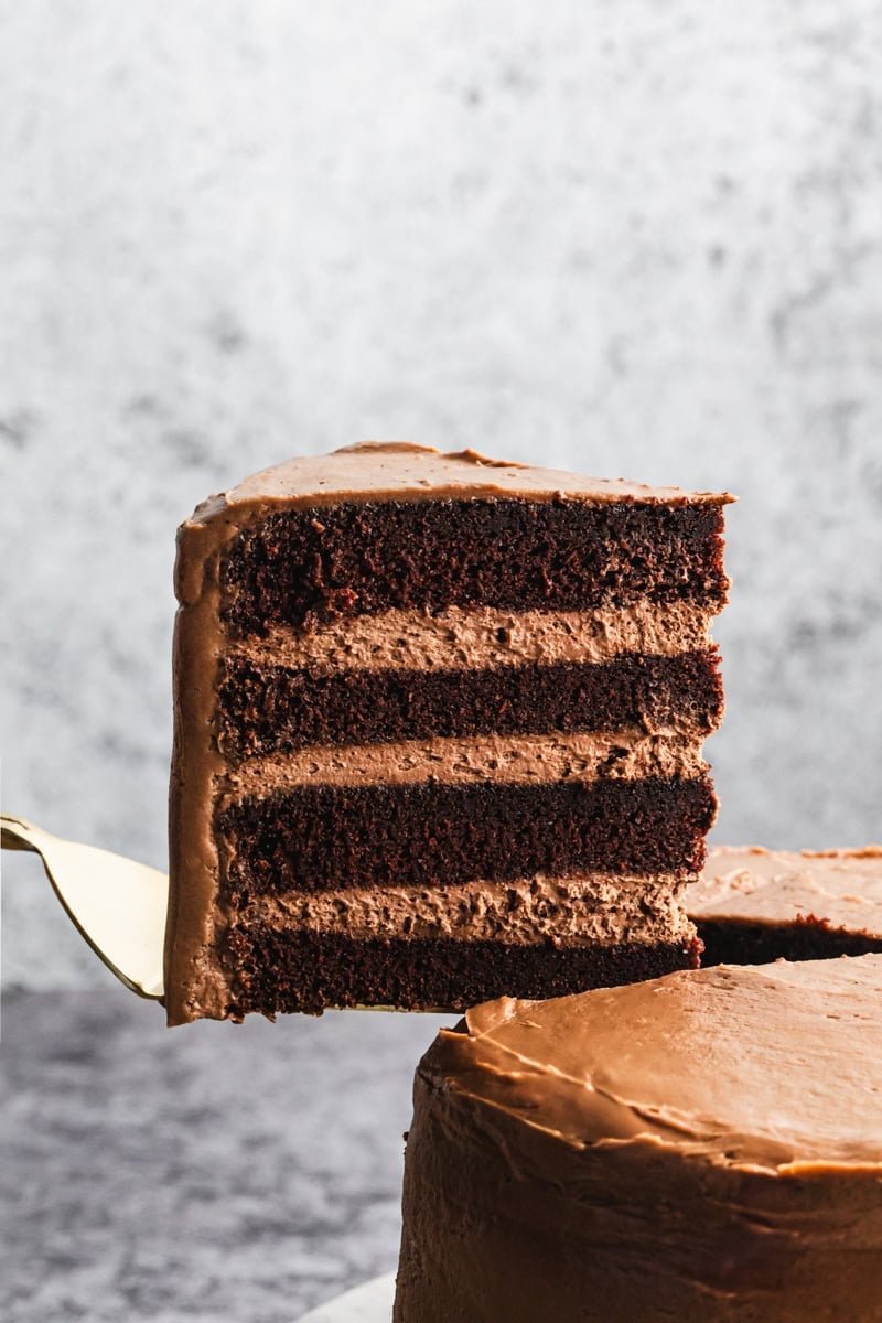 Le gâteau au mousse au chocolat est parfait pour préparer à l'avance lorsque vous souhaitez un dessert riche et raffiné.