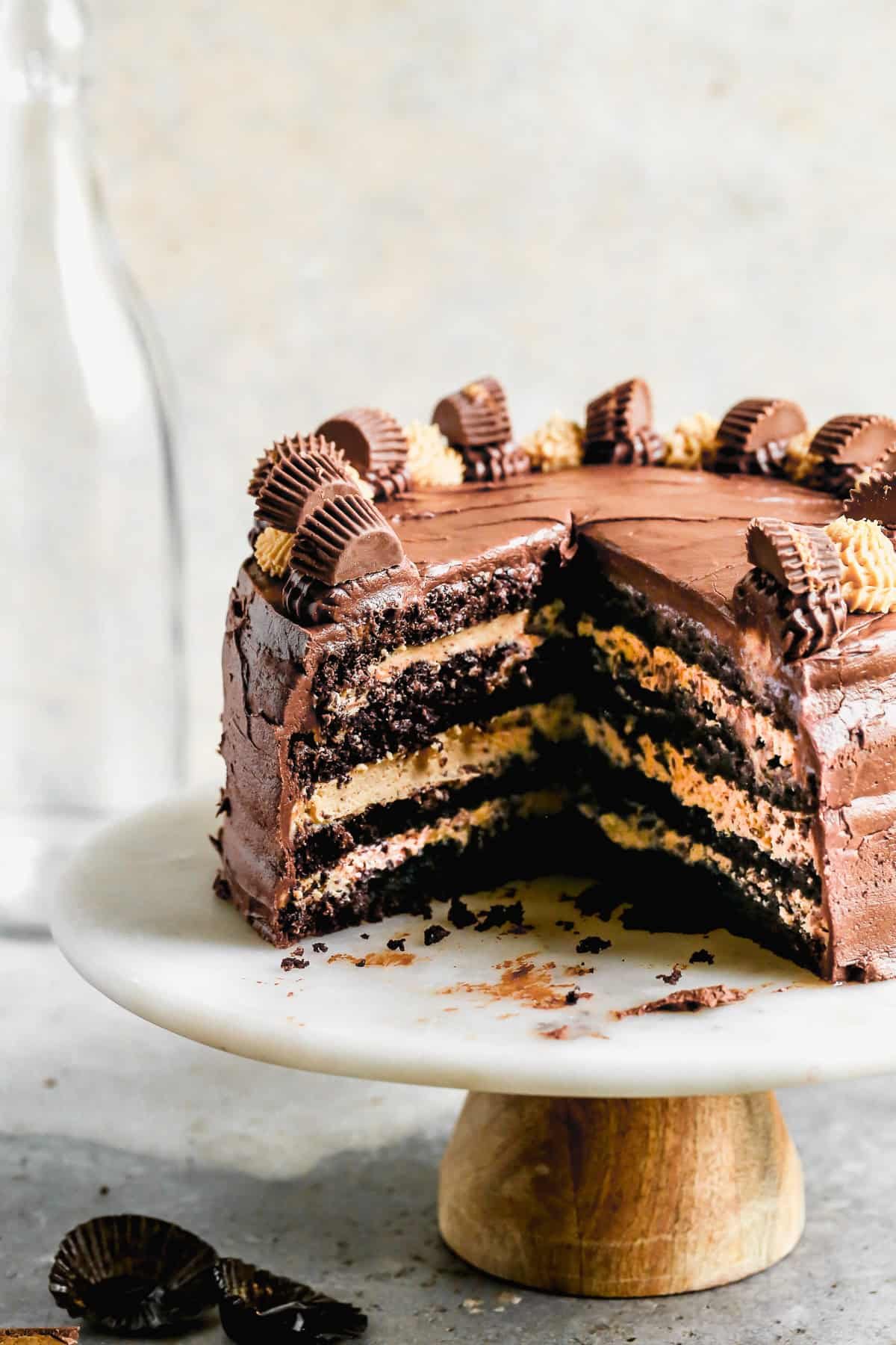 Le gâteau au chocolat et beurre de cacahuète est la friandise ultime lorsque vous voulez un dessert audacieux et décadent pour votre célébration.