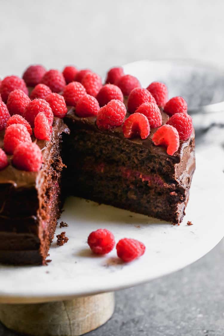 Le gâteau au chocolat et framboise associe un chocolat intense à des framboises fraîches pour une combinaison de saveurs qui impressionne toujours.