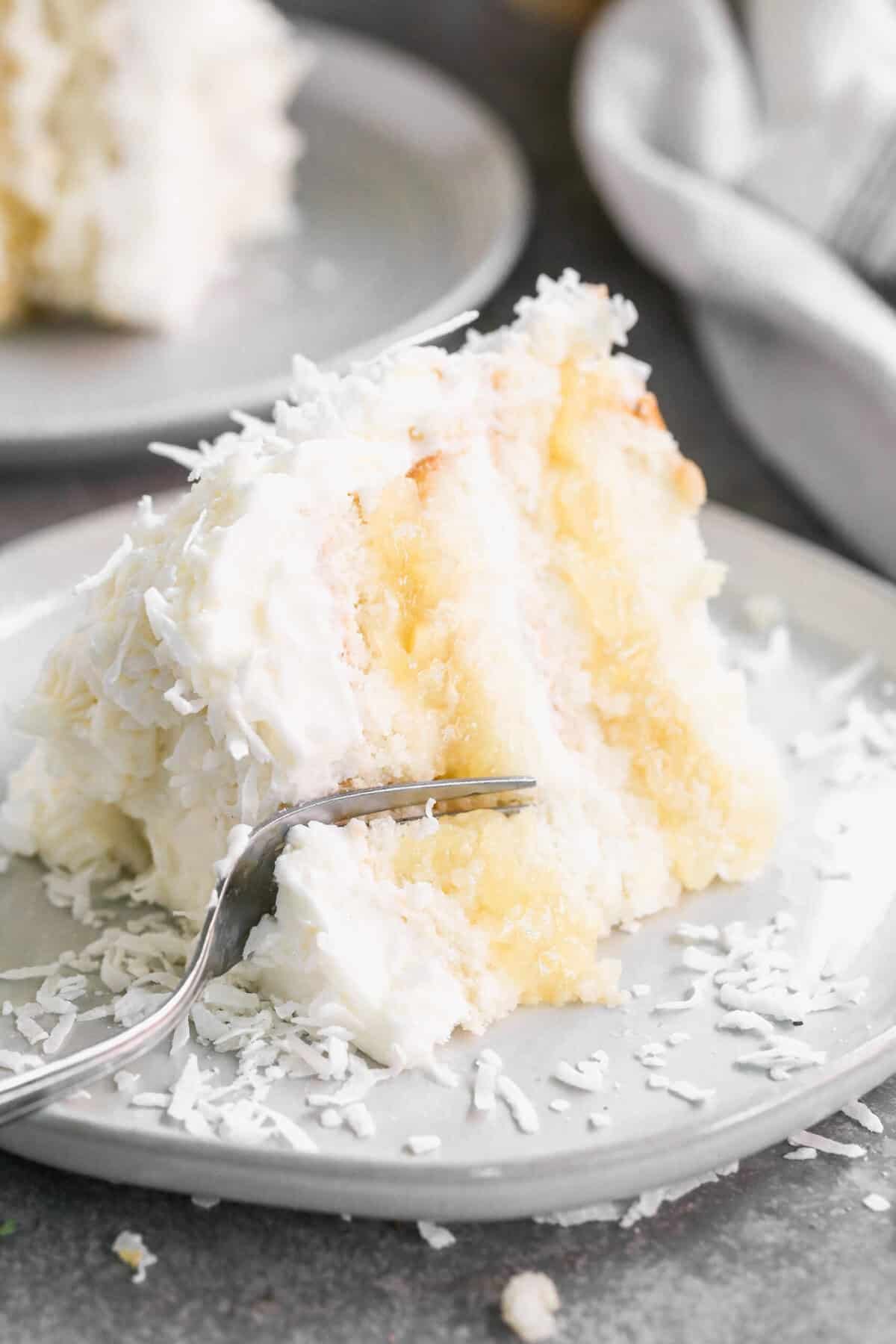 Le gâteau à la noix de coco avec garniture d'ananas est idéal pour les baby showers, brunchs, ou chaque fois que vous souhaitez quelque chose de frais et amusant.