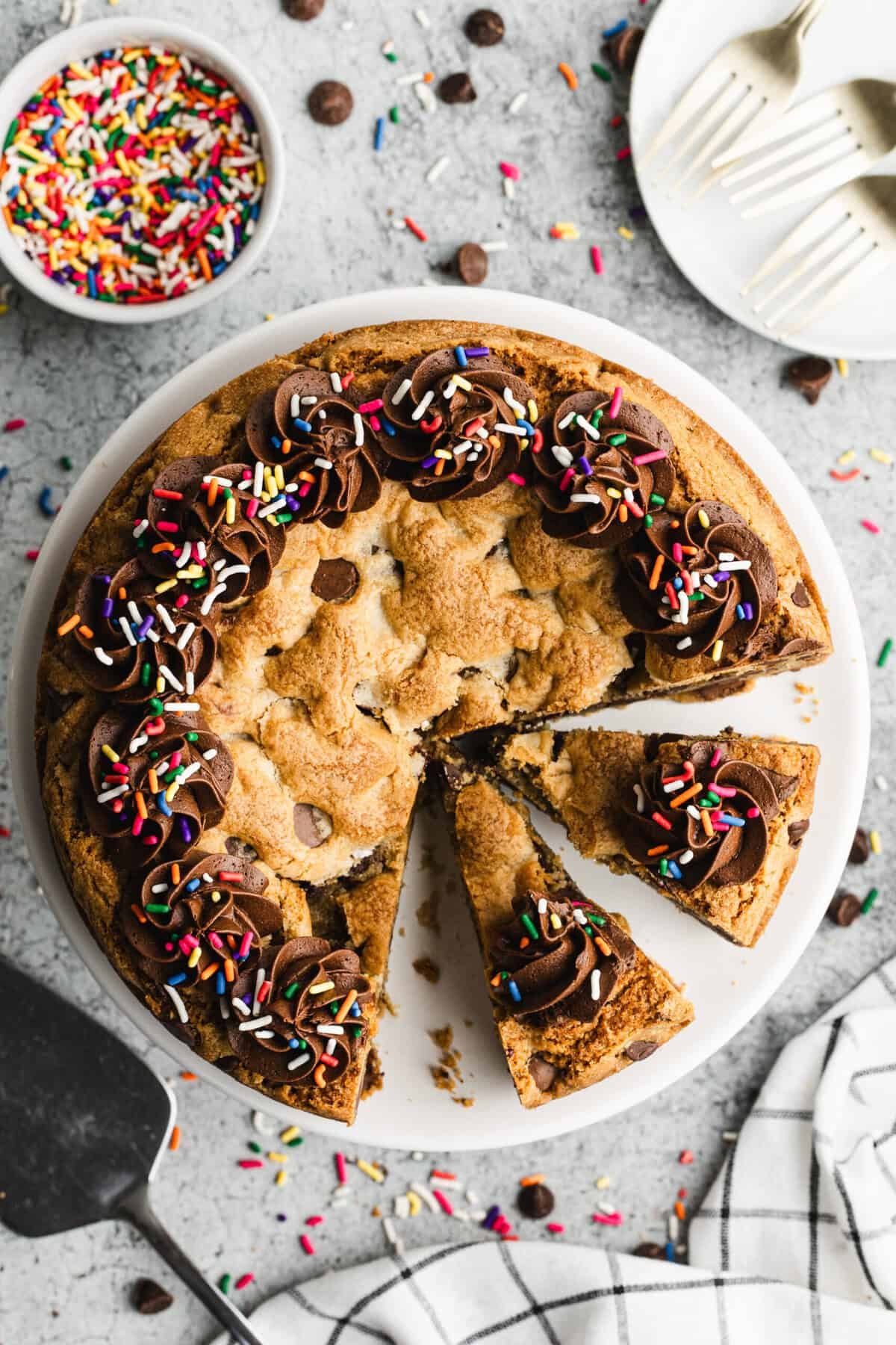 Le gâteau aux cookies est le gâteau de fête le plus facile jamais - amusant, partageable, et prêt dans une seule poêle.