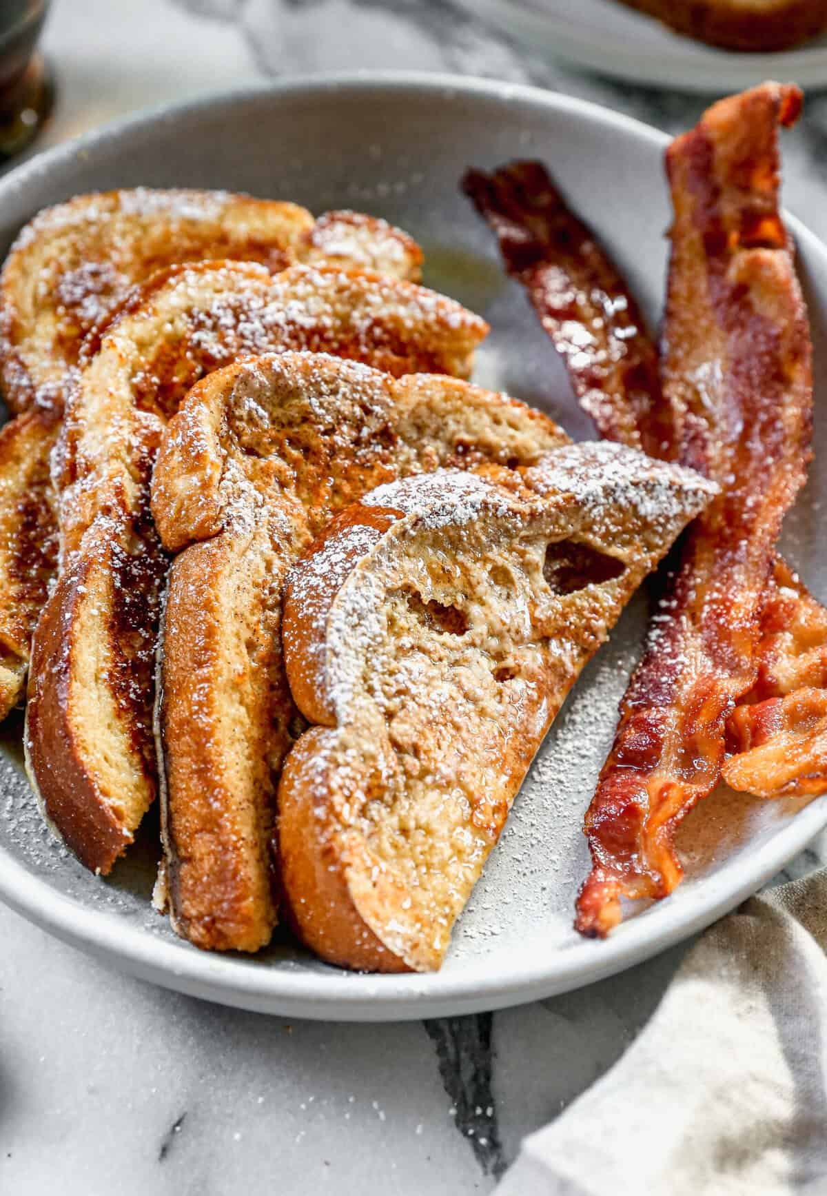 Le pain perdu est un classique des brunchs, avec une croûte dorée et un centre moelleux.