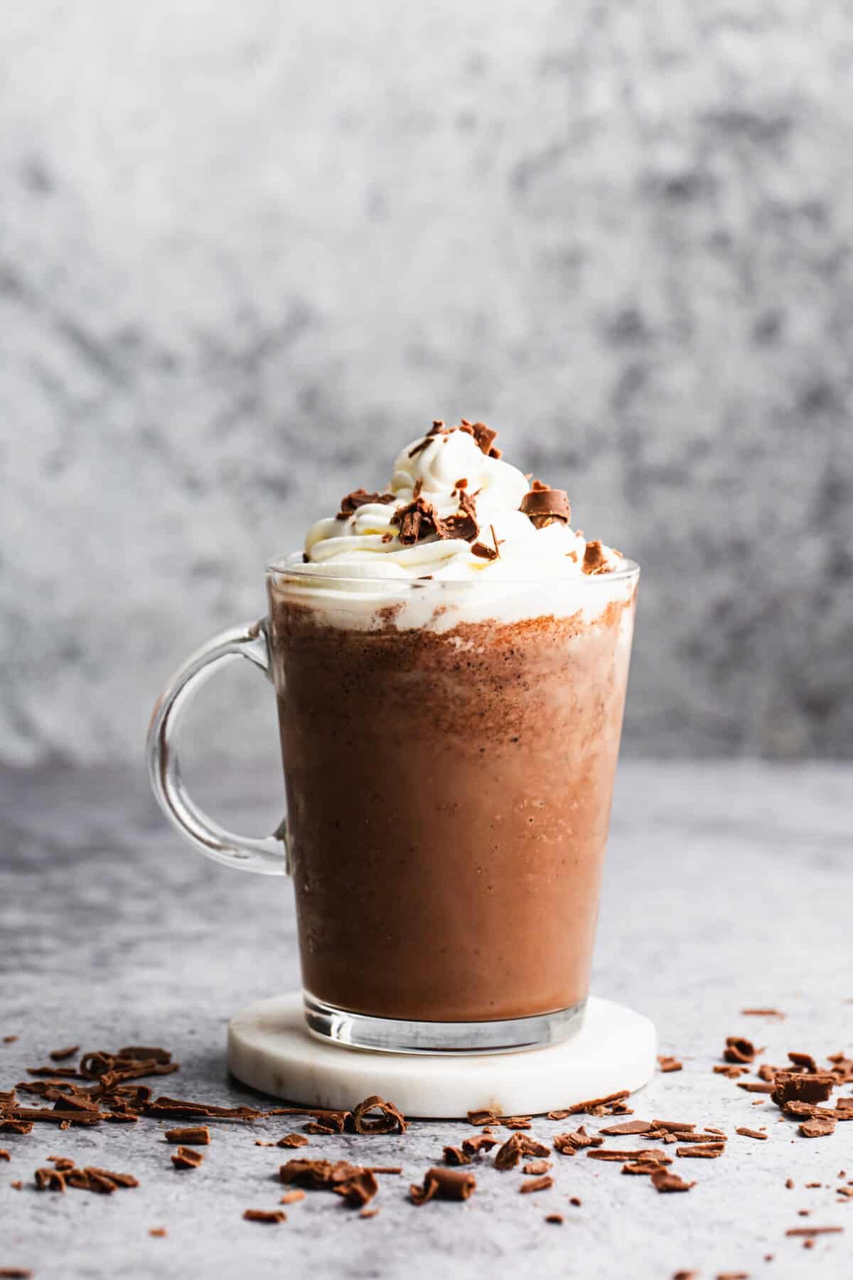 Le chocolat chaud glacé est une boisson décadente et glacée, parfaite pour un matin chaud du week-end.