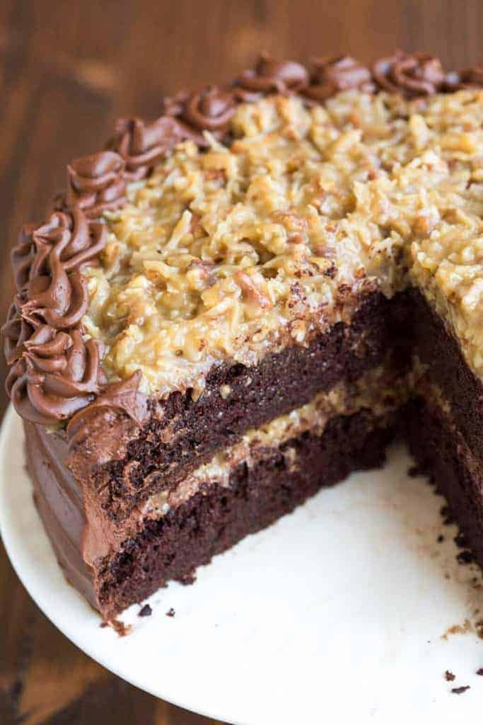 Ce gâteau au chocolat allemand est un incontournable pour les célébrations d'anniversaire ou toute occasion où vous souhaitez un dessert nostalgique qui impressionne.