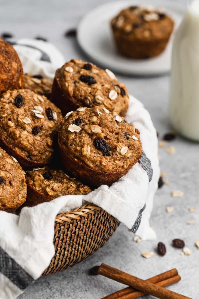Un muffin à la compote de pommes de grains entiers qui rend la préparation de petit-déjeuner saine facile tous les jours.