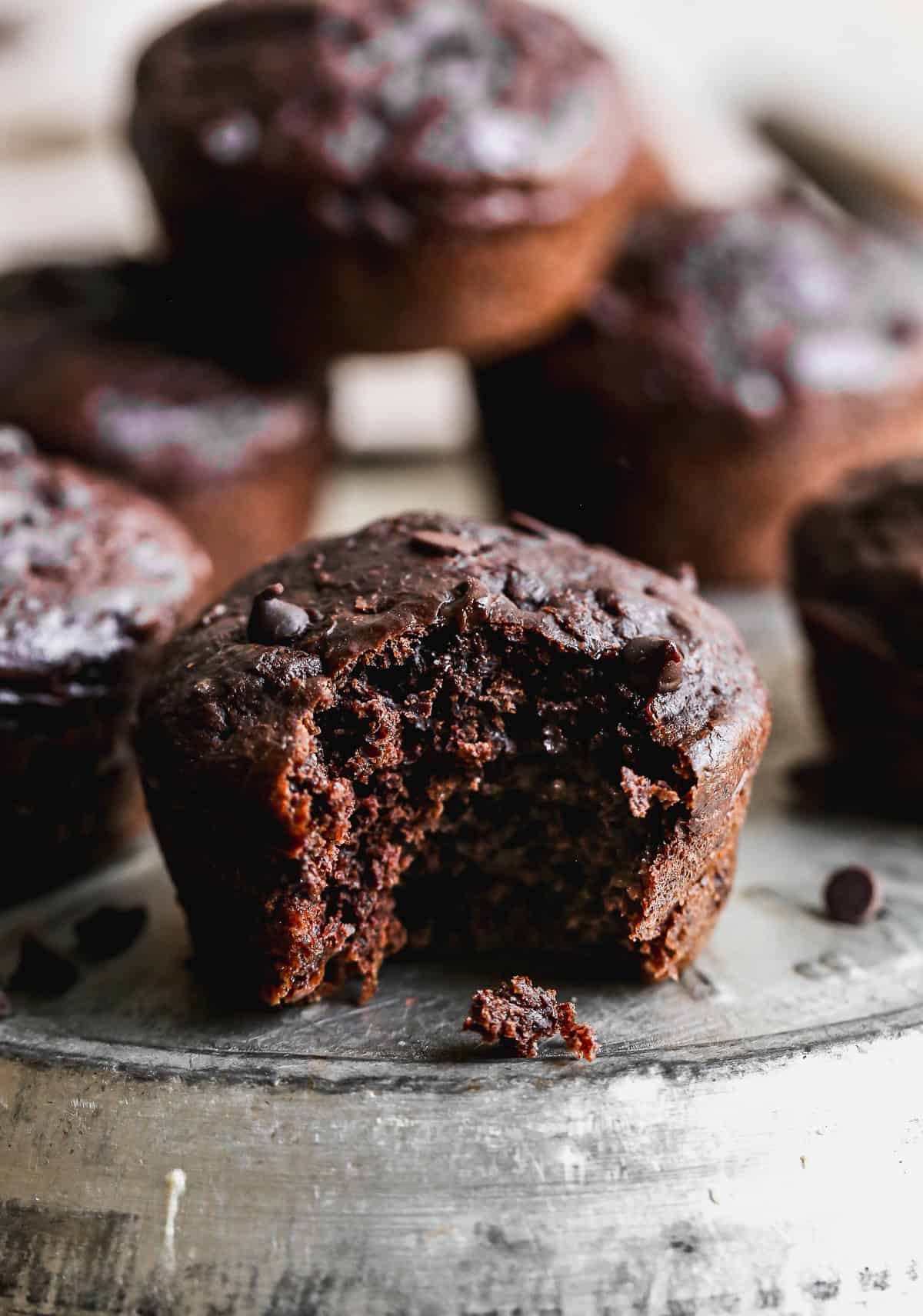 Un muffin chocolat léger à grains entiers qui est adapté au congélateur et parfait pour satisfaire votre envie de sucré lors de matins chargés.