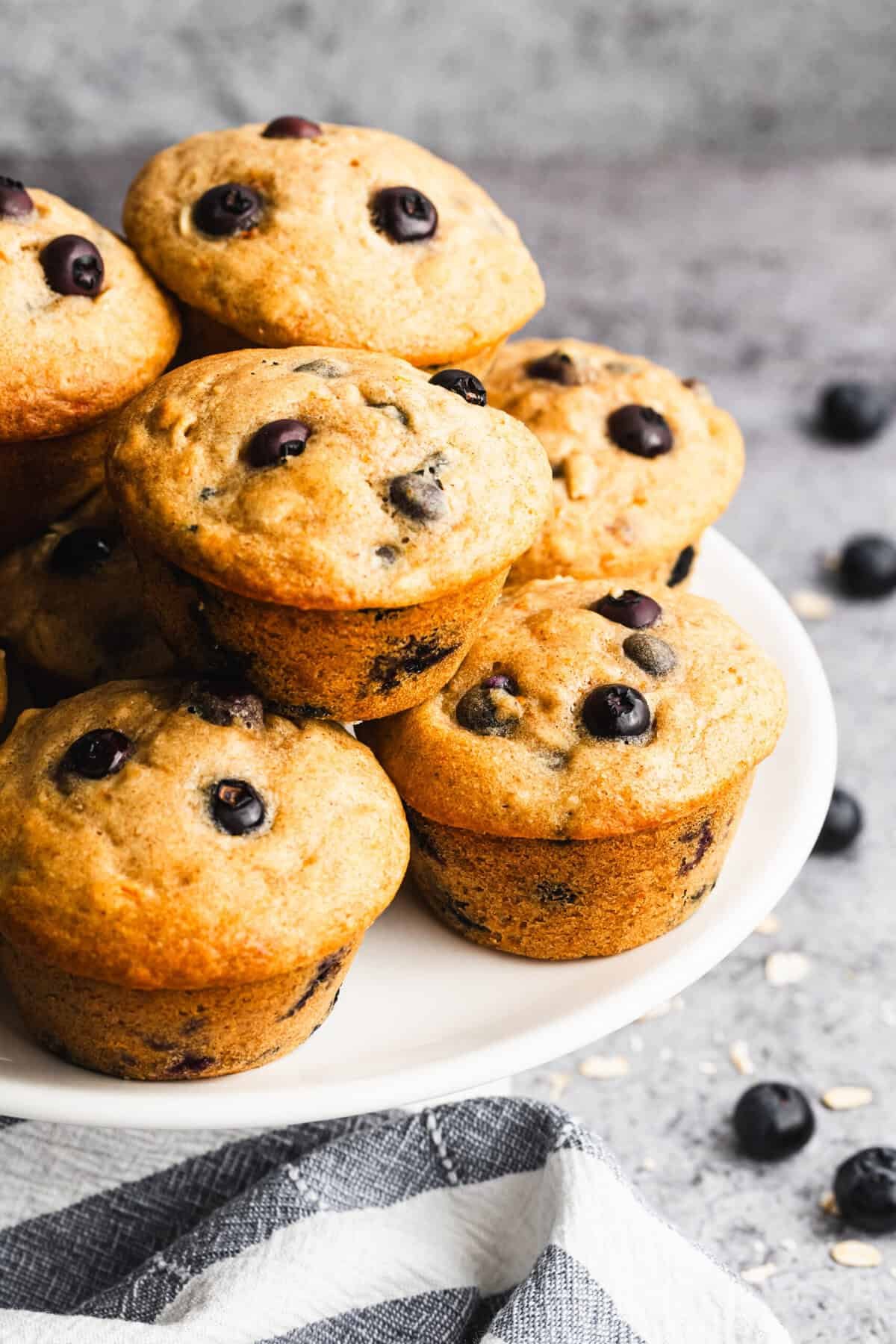 Une recette de muffin nourrissant à l’avoine et au yaourt grec, idéale pour les matins chargés ou les déjeuners rapides pour l’école.