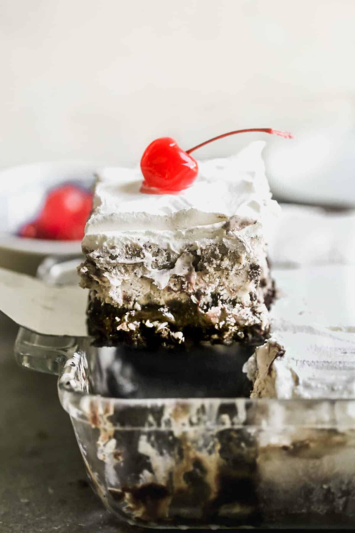 Le gâteau glacé est un dessert de célébration frais, à préparer à l'avance qui est conçu pour célébrer les anniversaires en période chaude avec style.