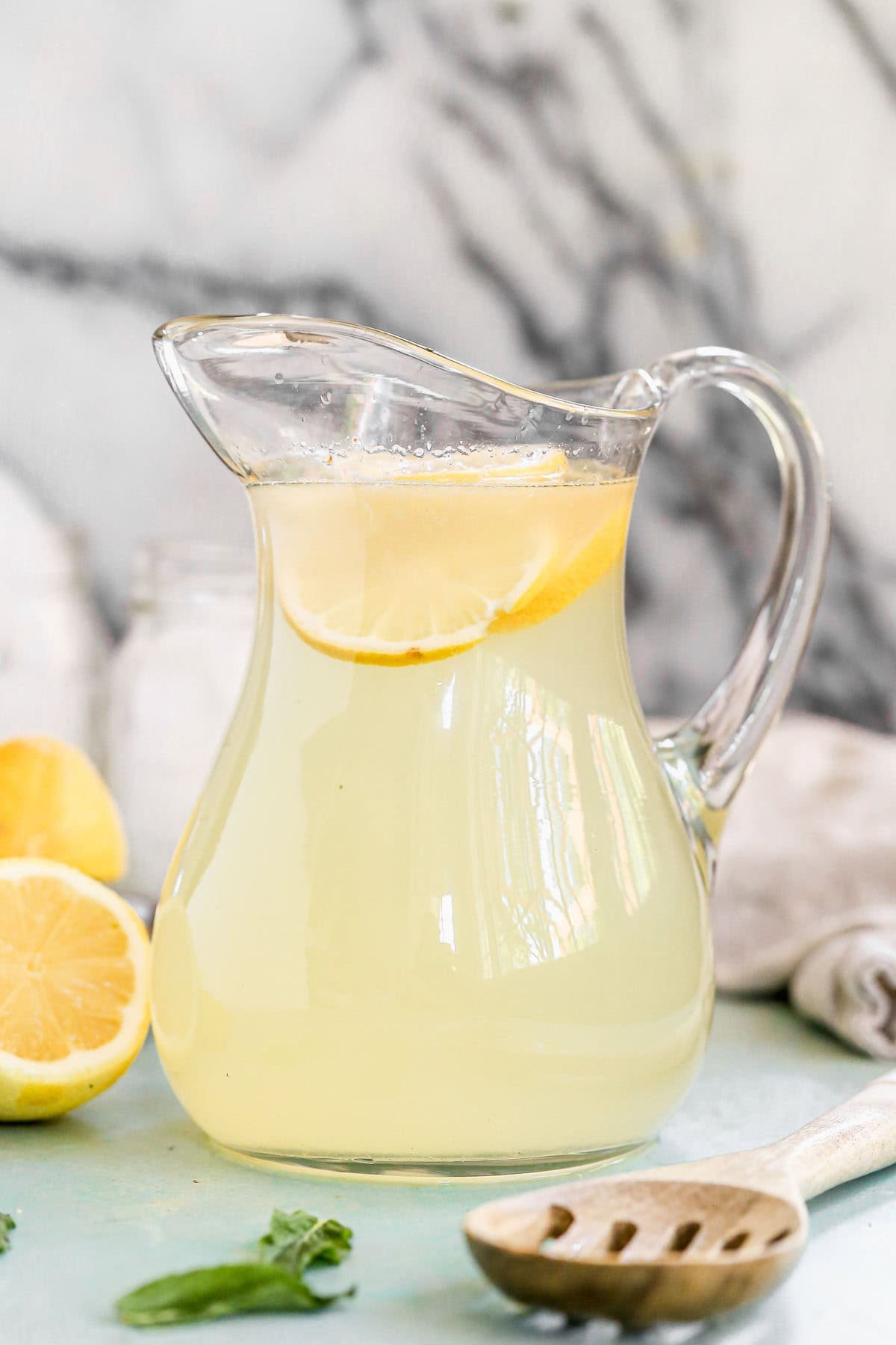 La limonade fraîchement préparée est une boisson lumineuse et rafraîchissante qui s'accorde parfaitement avec n'importe quel menu de brunch.