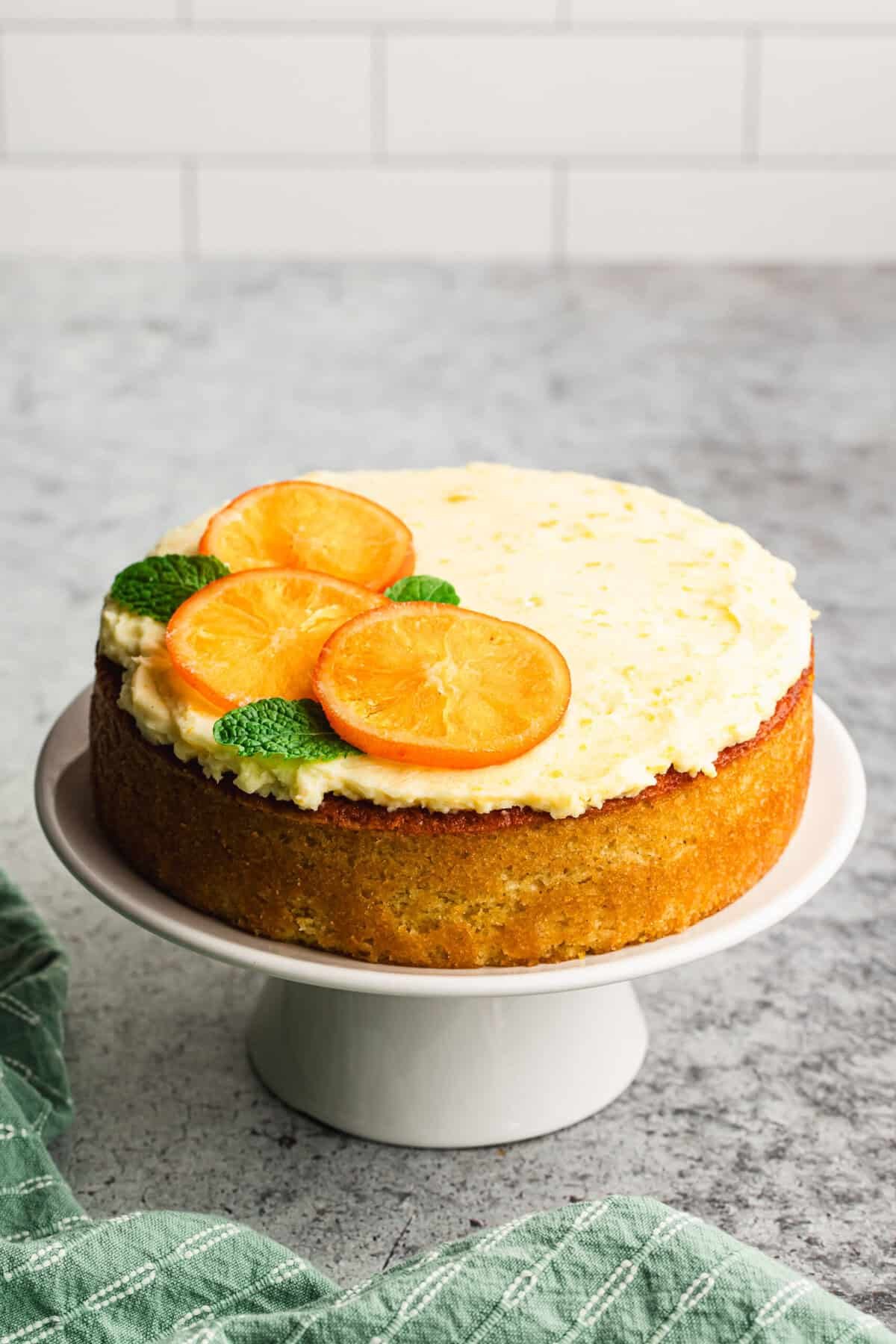 Le gâteau à l'orange et à l'huile d'olive est un dessert subtilement sucré et citronné qui paraît sophistiqué sans trop en faire.