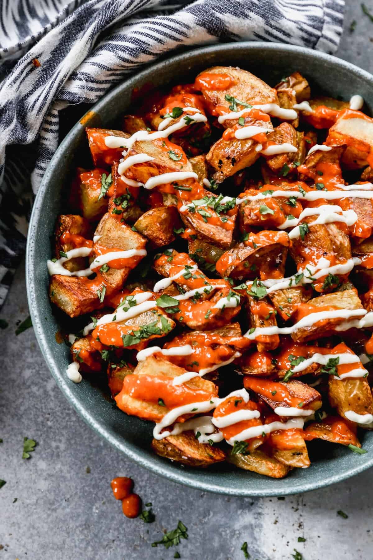 Ces patatas bravas croustillantes sont enrobées d'une sauce fumée et acidulée pour un accompagnement audacieux inspiré de l'Espagne.