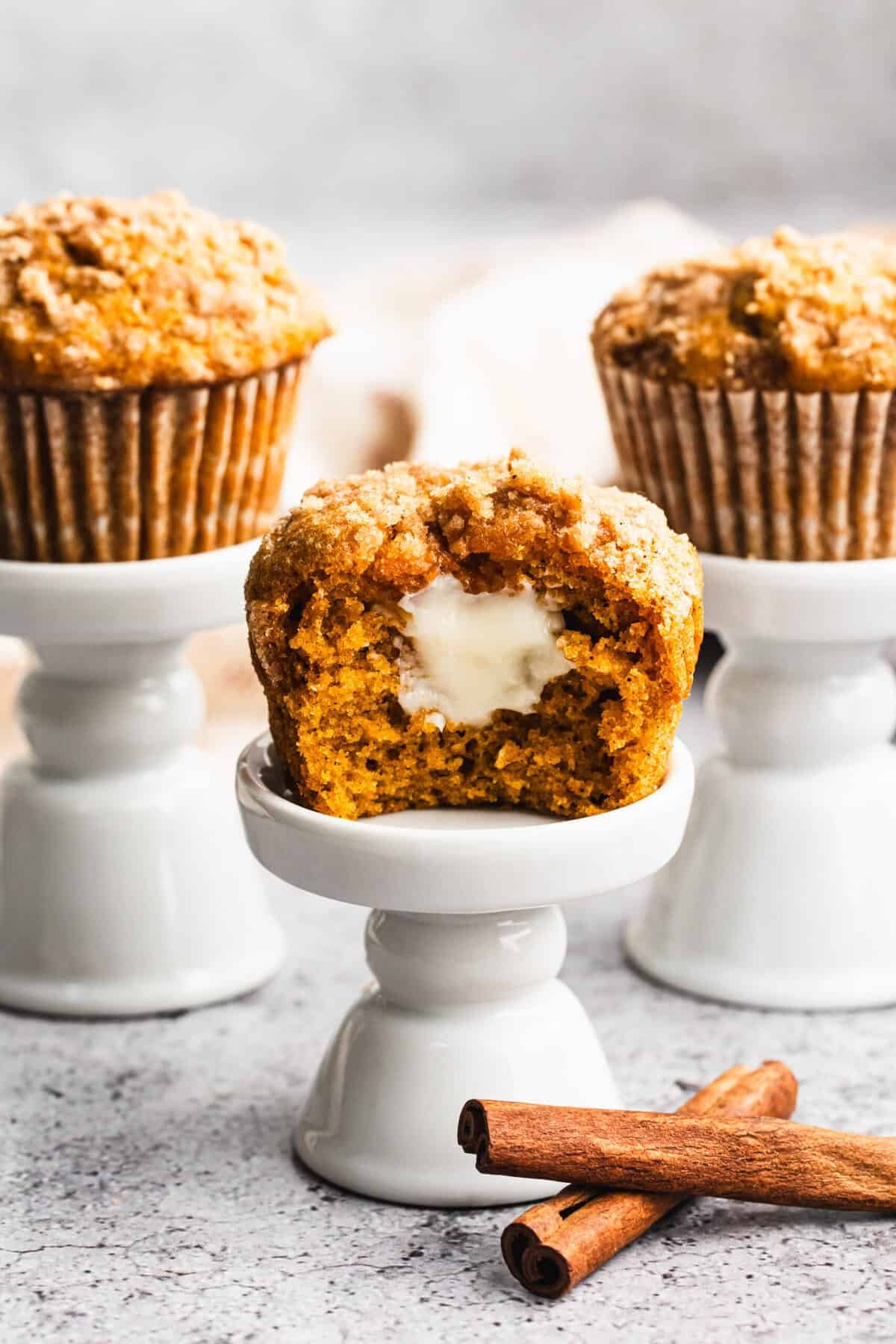 Un muffin à la citrouille avec une garniture crémeuse qui se congèle magnifiquement pour une friandise de petit-déjeuner facile en automne.