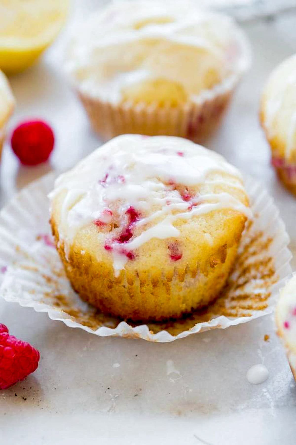 Un muffin à la framboise léger avec une touche de citron qui se congèle facilement pour un petit-déjeuner au goût frais lors de matins chargés.