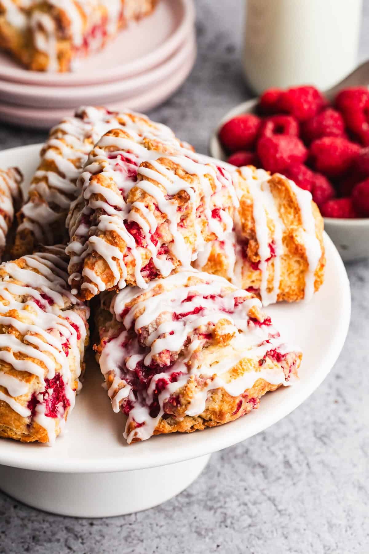 Ces scones à la framboise sont tendres, beurrés, et parfaits pour accompagner un café lors d'un lent matin de week-end.