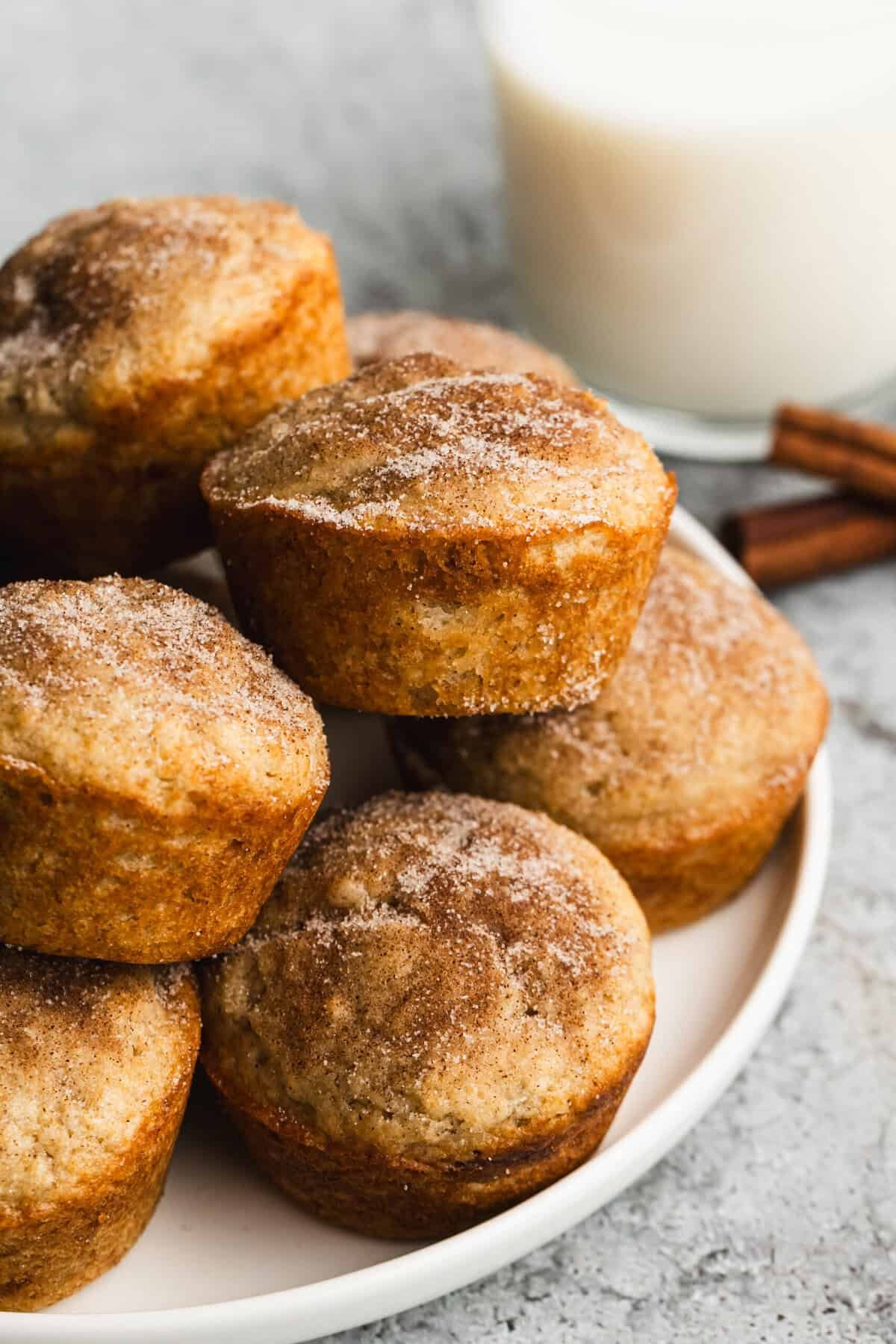 Un muffin à la cannelle et au sucre qui fait une friandise chaleureuse et réconfortante directement du congélateur.