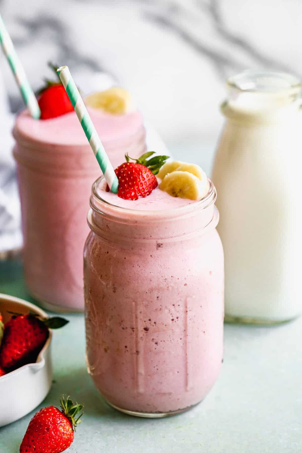 Ce smoothie fraise-banane est une boisson crémeuse et fruitée, parfaite pour un brunch rapide et sain.