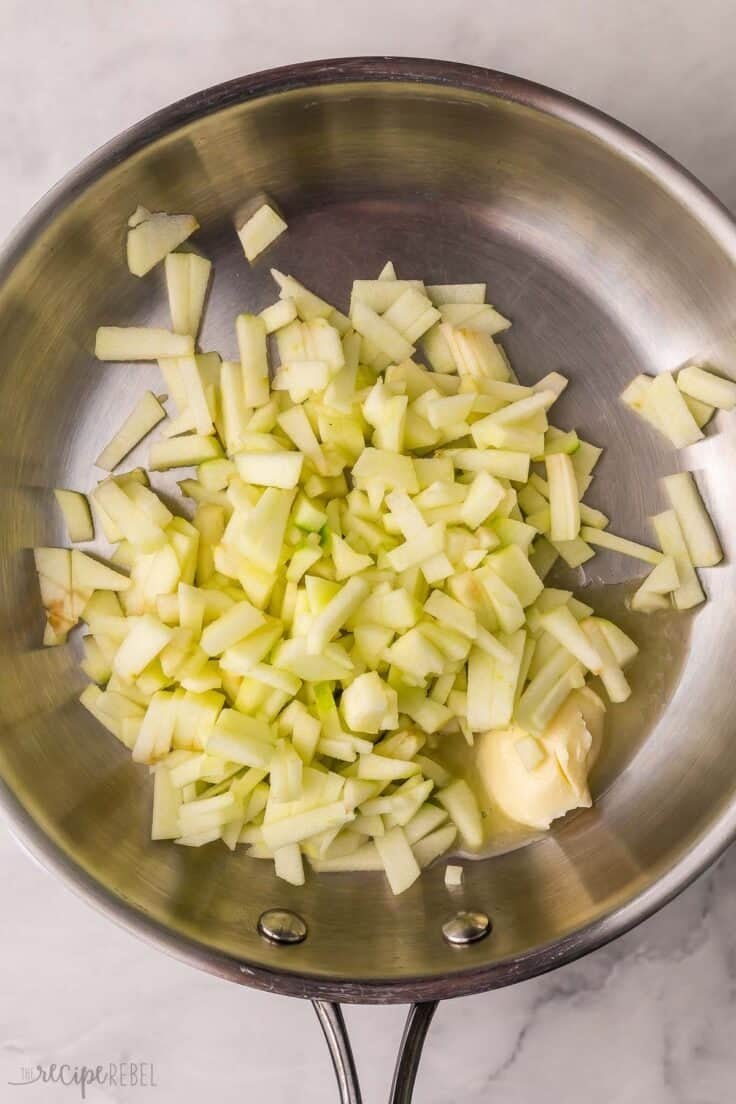 Pommes hachées dans une poêle en acier