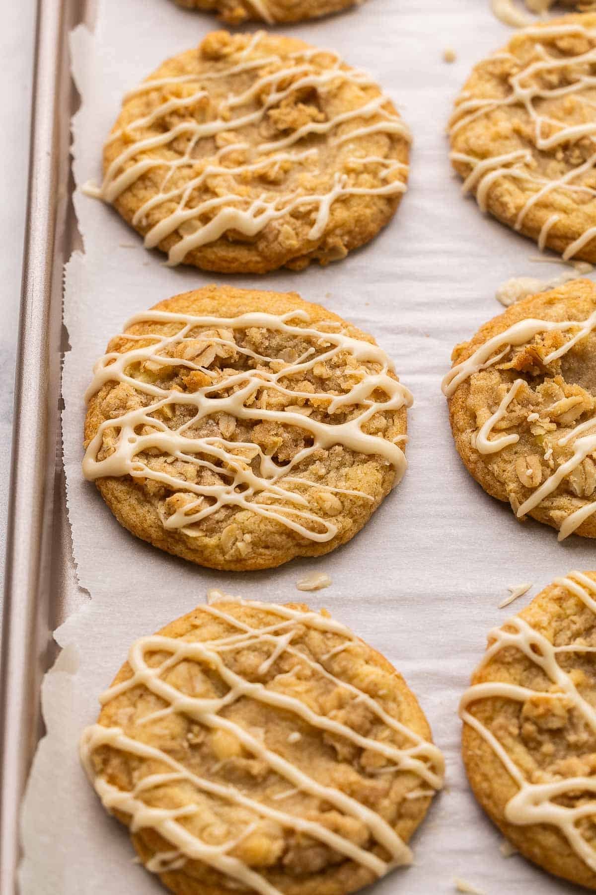 Gros plan de biscuits aux pommes avec glaçage à l'érable