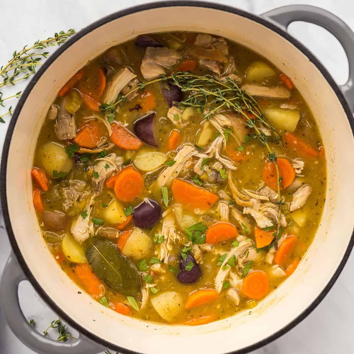 photo du ragoût de poulet dans une cocotte.