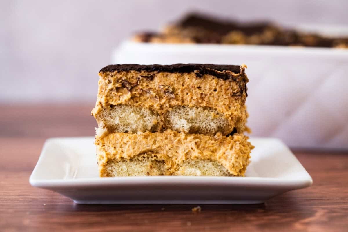 Cette recette facile de tiramisu à la citrouille a un mascarpone parfaitement épicé à la citrouille superposé de biscuits à la cuillère trempés dans l'espresso et saupoudré de cacao. C'est la touche saisonnière parfaite au tiramisu que nous aimons !