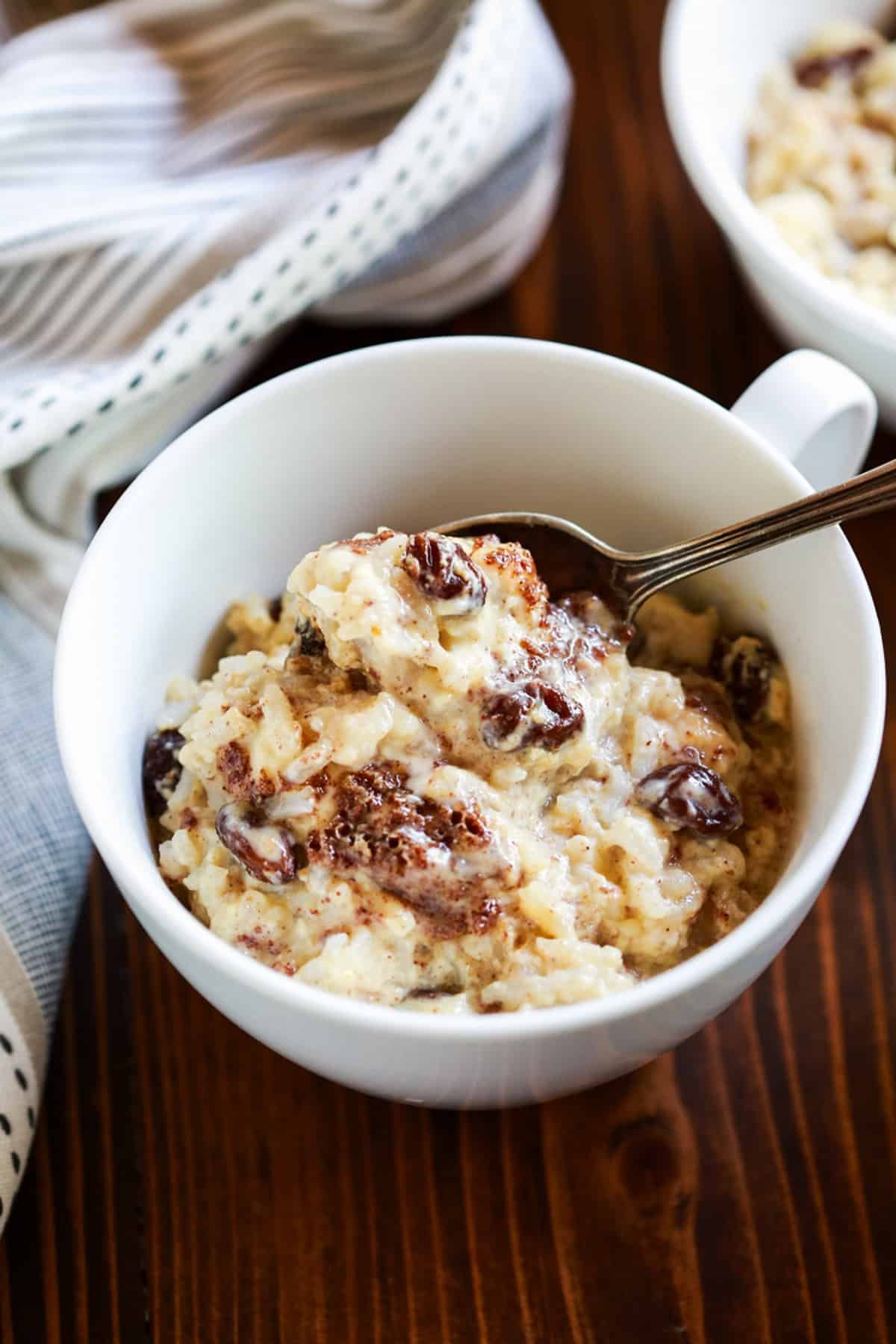 Cette recette de pudding de riz cuit au four est facile et peu coûteuse à réaliser avec seulement quelques ingrédients de base. Elle transforme le riz restant en un délicieux dessert réconfortant !