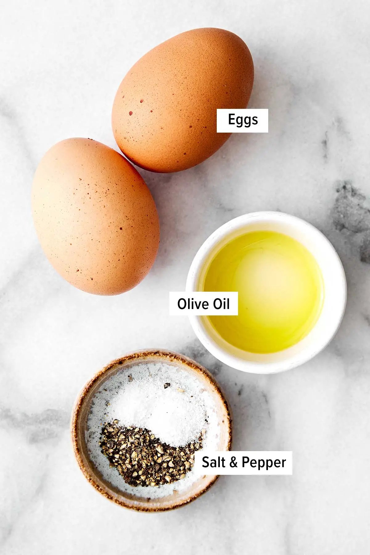 Ces œufs au four sont la plus simple façon de servir des œufs au petit-déjeuner ou au brunch ! Ils cuisent rapidement et sont parfaitement portionnés ! Ingrédients pour les œufs au four.