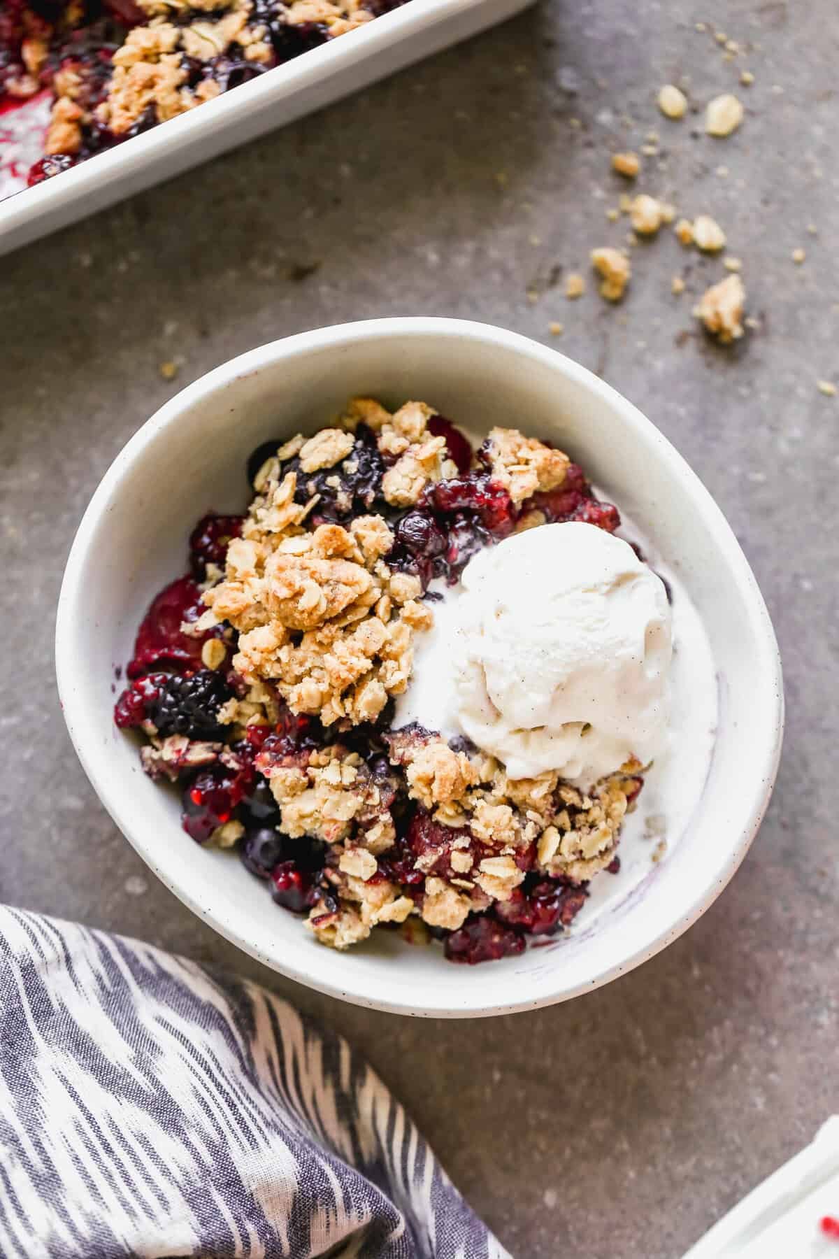 Le Triple Berry Crisp est le genre de dessert facile que vous pouvez concocter avec des fruits congelés et apprécier chaud avec de la glace.