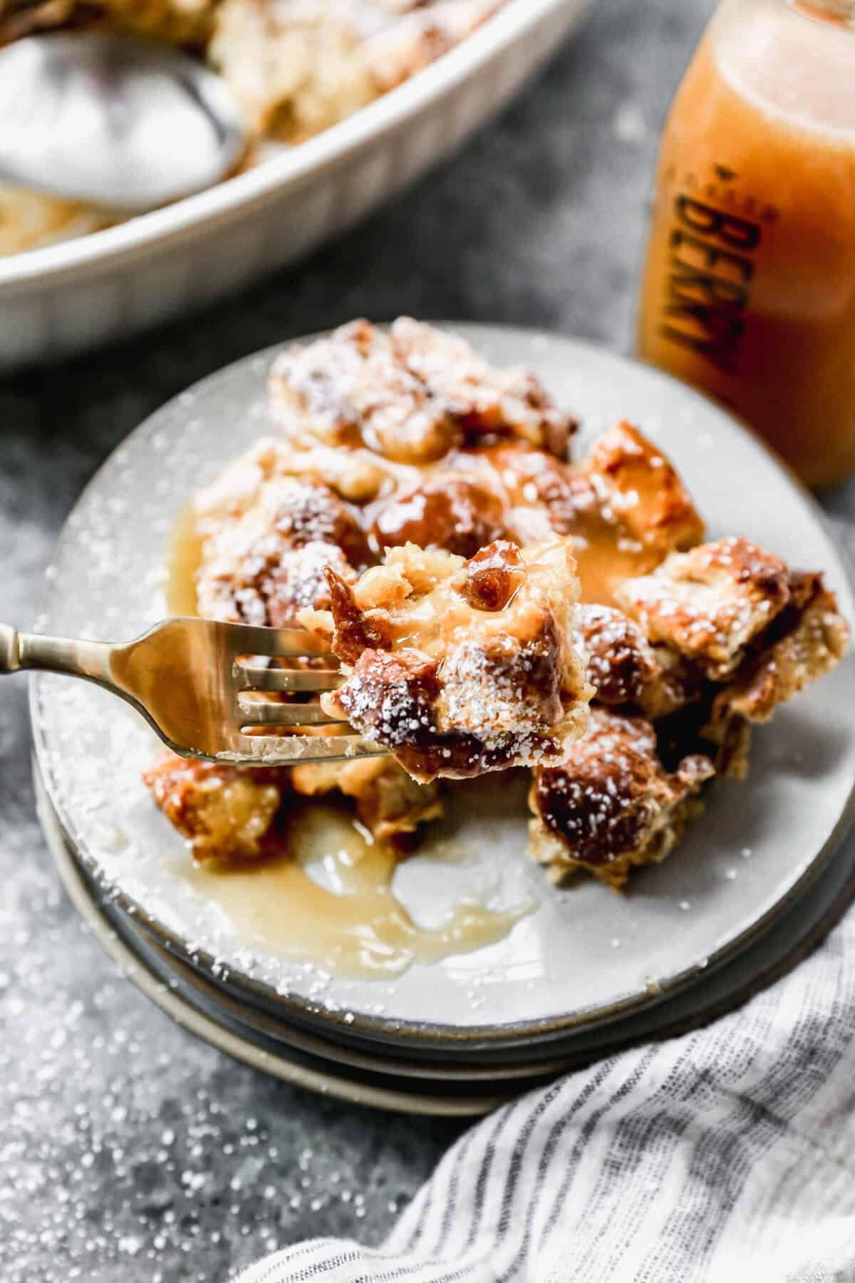 Le pudding au pain est parfait pour utiliser le pain restant et crée un dessert moelleux et réconfortant qui semble fait maison.