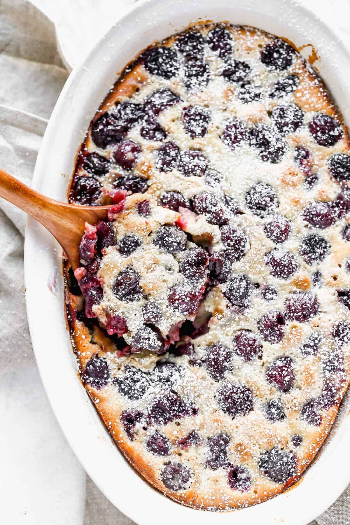 Cette recette de clafoutis aux cerises transforme des fruits frais en un dessert gracieux sans complexité.
