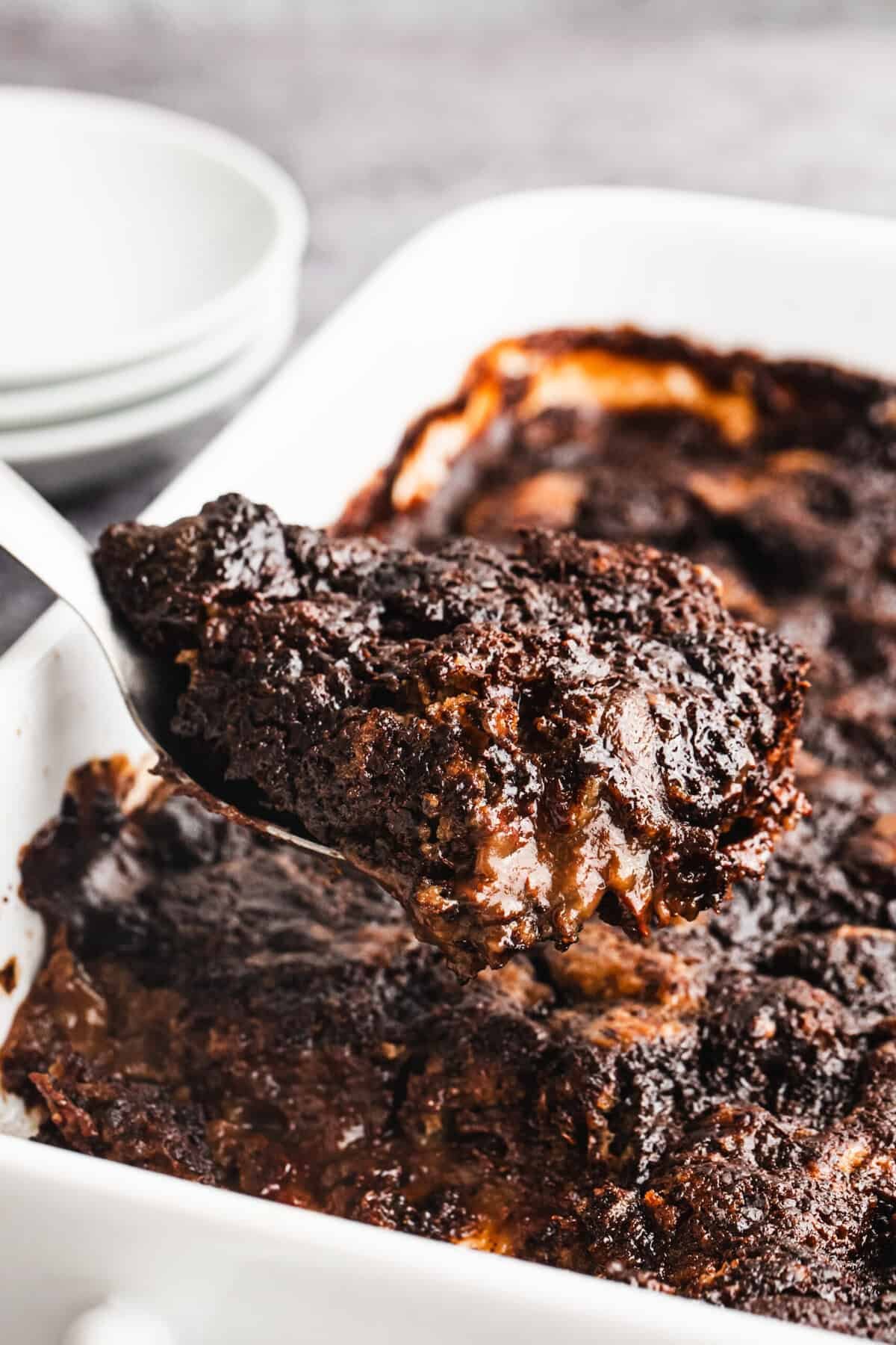 Le cobbler au chocolat est parfait quand vous souhaitez un dessert chaud et chocolaté qui soit facile à préparer et satisfaisant.