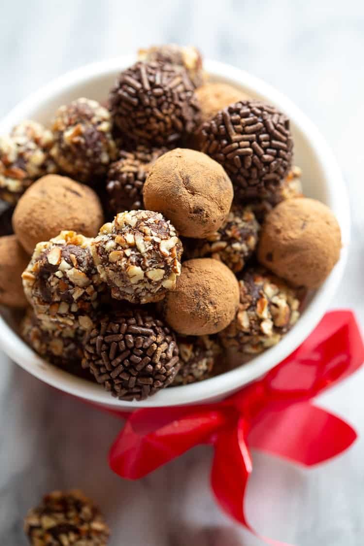 Cette recette de truffes au chocolat crée des confiseries élégantes et riches en quelques minutes.