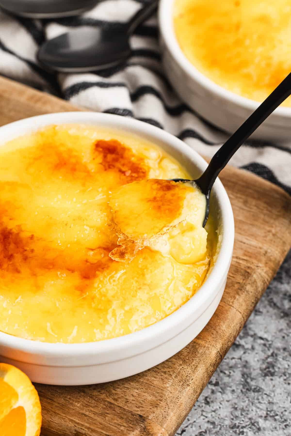 Cette recette de crema catalana offre une crème pâtissière soyeuse et un dessus de sucre caramélisé en un rien de temps.