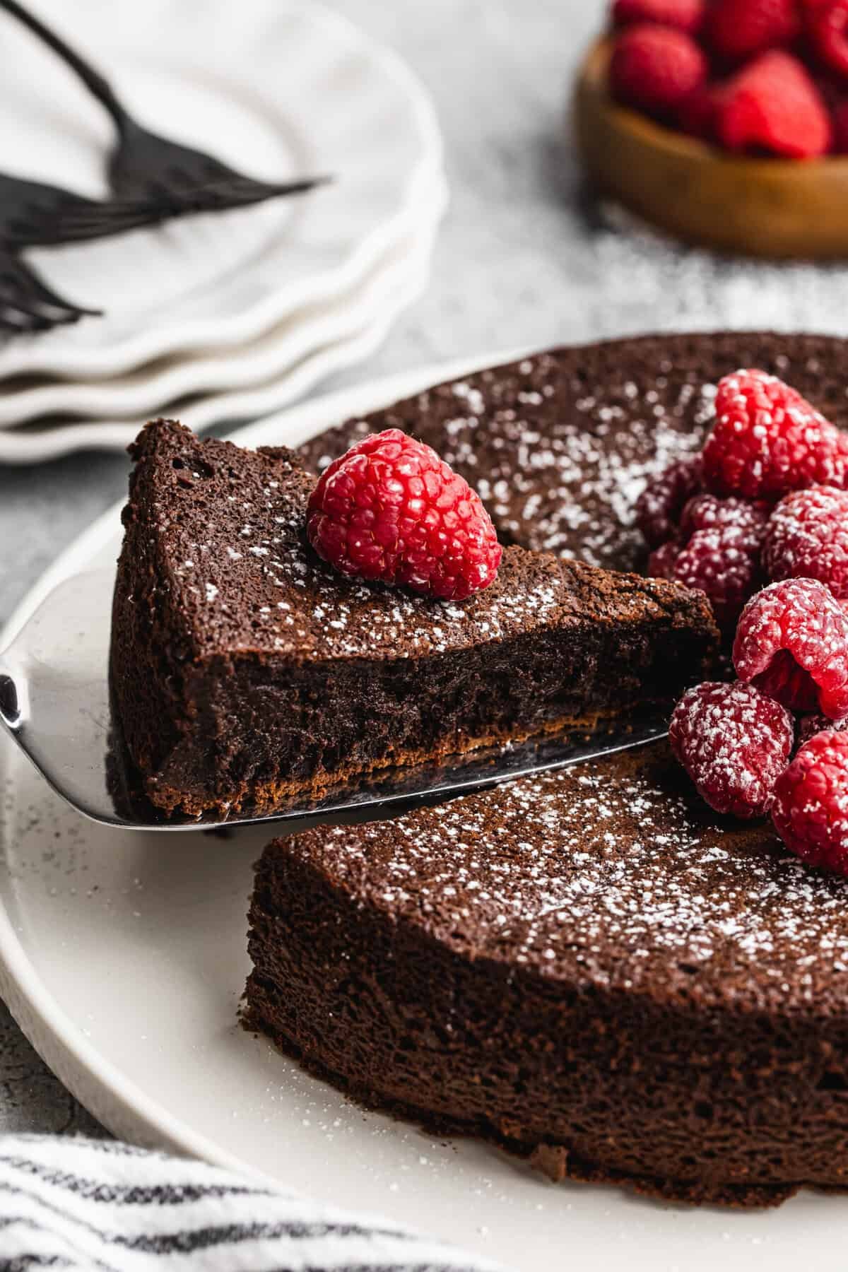 Cette recette de gâteau au chocolat sans farine offre une saveur intense de chocolat avec des ingrédients réduits.