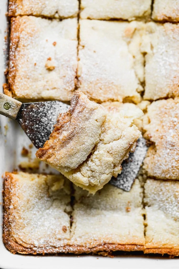 Le gâteau au beurre fondant est un dessert à faible effort et à grande récompense qui est parfait pour le partage ou à apporter lors de repas-partage.