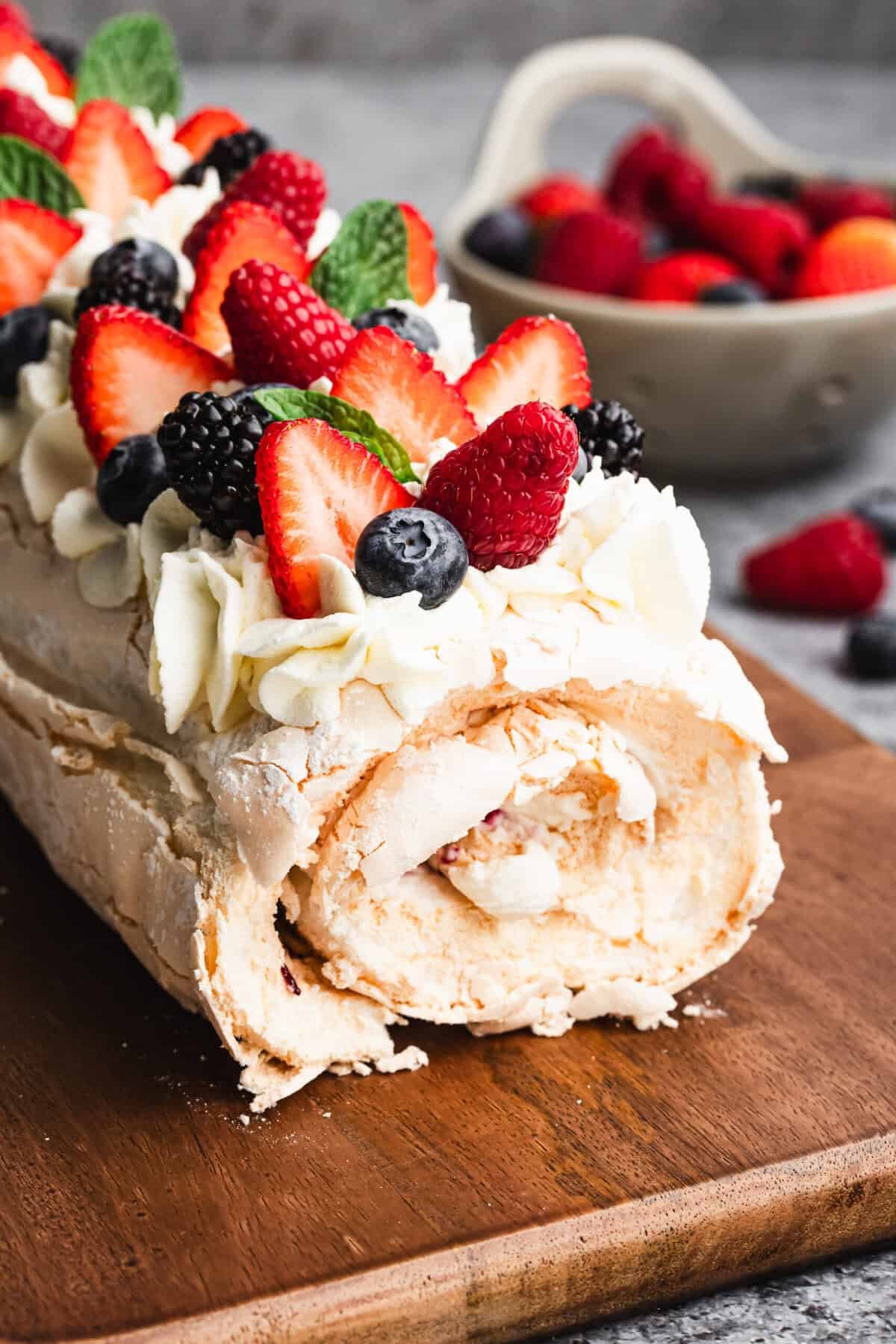 Cette recette de roulade de meringue montre comment préparer un dessert impressionnant avec un minimum d'effort.