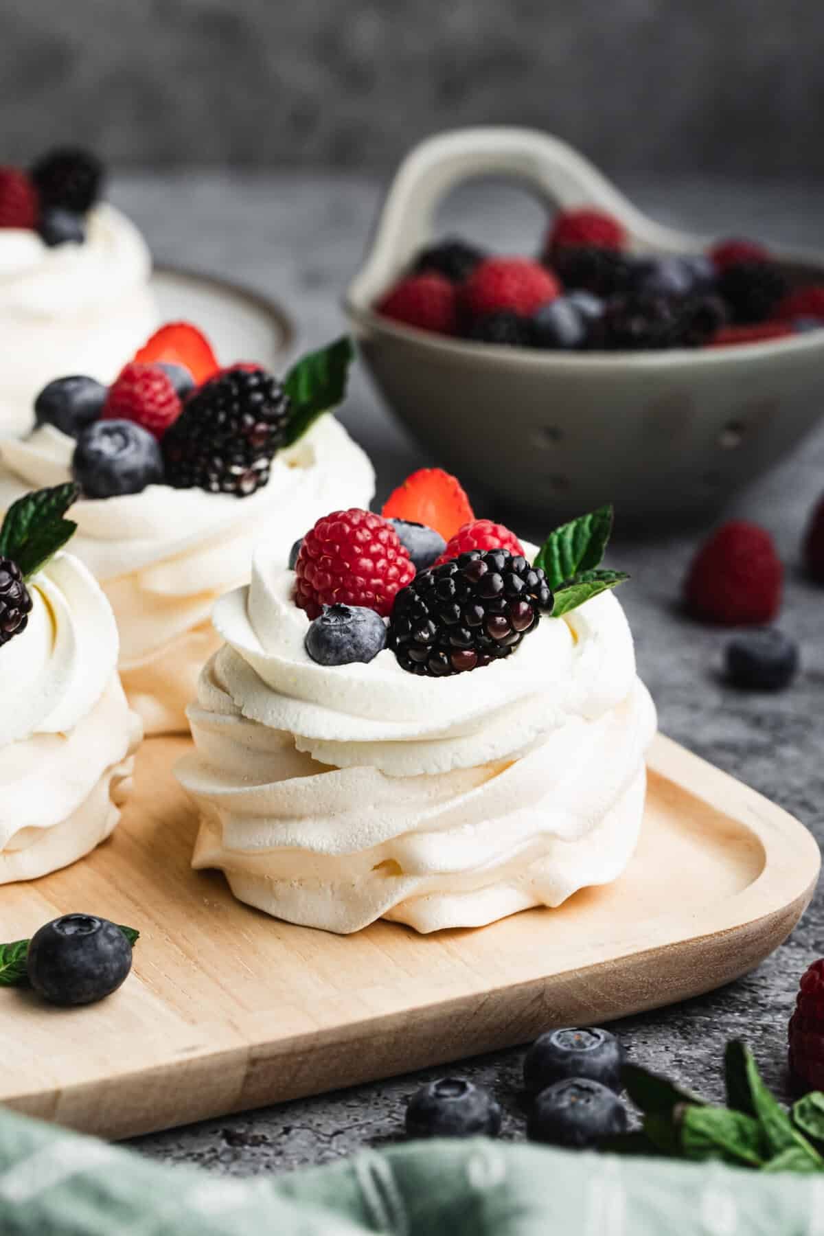 Cette recette de mini pavlova vous montre comment réaliser des desserts individuels aérés en toute simplicité.