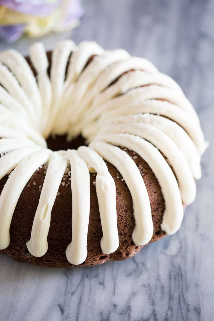 Cette recette de gâteau Nothing Bundt se prépare facilement et donne un résultat léger et beau.