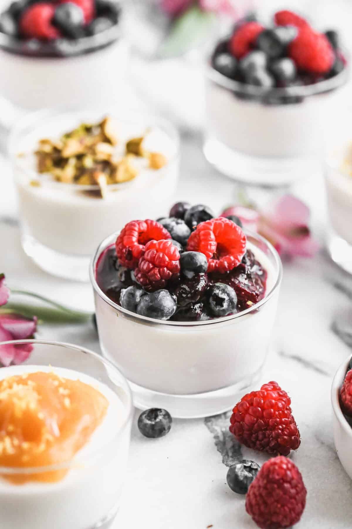 Cette recette de panna cotta vous offre un dessert de style restaurant sans le stress.