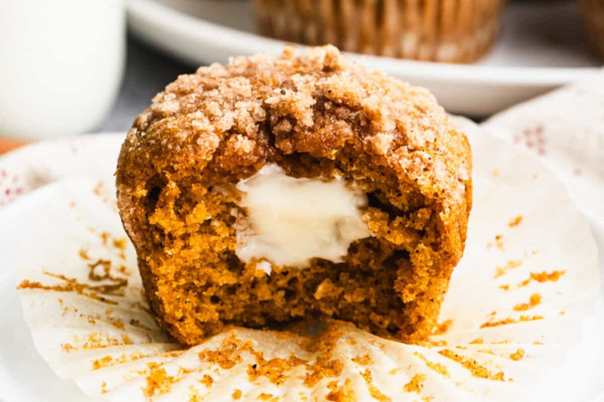 Ces muffins crémeux au cheesecake sont moelleux, parfaitement épicés, avec un centre crémeux et une garniture croquante. Ces muffins à la citrouille et au cream cheese sont meilleurs que ceux de la boulangerie et si faciles à réaliser chez soi !
